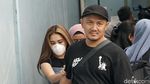 Gaya Ayu Ting Ting dengan Masker