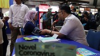 Para penumpang juga diperiksa tekanan darahnya.