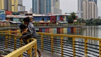 Selain kerap menjadi lokasi pilihan warga untuk memancing, Danau Sunter juga kerap dimanfaatkan warga untuk sekadar bermain bersama teman maupun berolahraga.