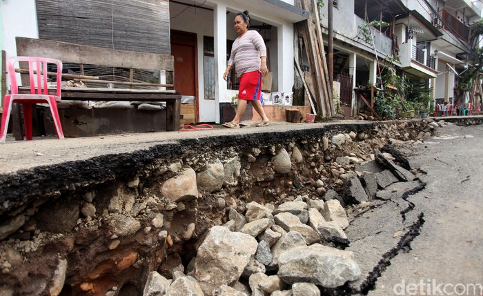 Akses jalan di kawasan Kelurahan Kebon Manggis, Matraman, Jakarta Timur, amblas sepanjang 40 meter imbas meluapnya Sungai Ciliwung.