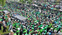 Setelah kemarin massa driver ojol menggeruduk kantor debt collector (DC) di Sleman, hari ini massa dari ojol dan kelompok DC terlibat keributan di sekitar kantor salah satu ojek online di Casa Grande, Depok, Sleman.