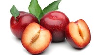 Kabar baik untuk pencinta plum karena buah favoritnya aman dikonsumsi saat kondisi gula darah tinggi. Plum mengandung serat, vitamin, dan antioksidan. Makan bersama kulitnya agar penyerapan gulanya tidak terlalu cepat. Foto: Getty Images/iStockphoto/bergamont