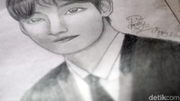 Sosok Febby tengah ramai diperbincangkan oleh warganet karena gadis yang jago menggambar sketsa wajah itu terpaksa putus sekolah karena ketiadaan biaya kedua orang tuanya.