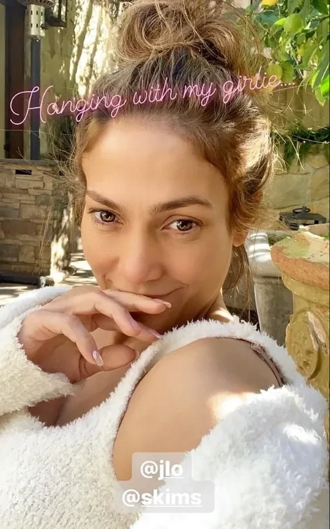 Jennifer Lopez juga rajin olahraga untuk menjaga kesegaran wajahnya. Kepada Oprah Magazine, trainernya mengungkap latihan yang dilakukan Jennifer Lopez setiap harinya: 50 hanging ab raise, .50 rope crunch, 50 incline sit up dengan beban plat 45 pound. (Foto: Instagram/@jlo)