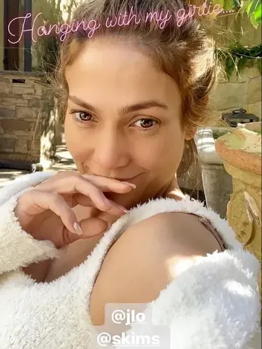 Begini Wajah Asli Jennifer Lopez di Usia 50 Tanpa Makeup