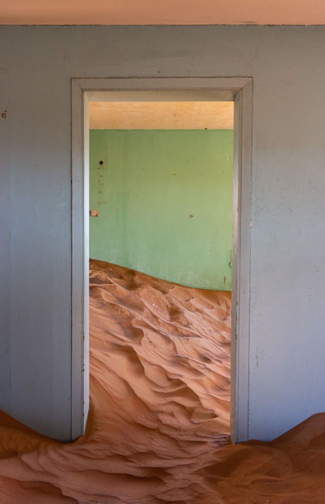 Seperti yang bisa dilihat, hampir setengah bagian dari setiap bangunan sudah tertutupi oleh pasir. Kini, desa tersebut hanya menunggu waktu sampai akhirnya ditenggelamkan oleh pasir. Foto: dok. Journeys With Jade dan Aelita Senvaitye