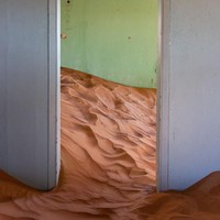 Seperti yang bisa dilihat, hampir setengah bagian dari setiap bangunan sudah tertutupi oleh pasir. Kini, desa tersebut hanya menunggu waktu sampai akhirnya ditenggelamkan oleh pasir. Foto: dok. Journeys With Jade dan Aelita Senvaitye