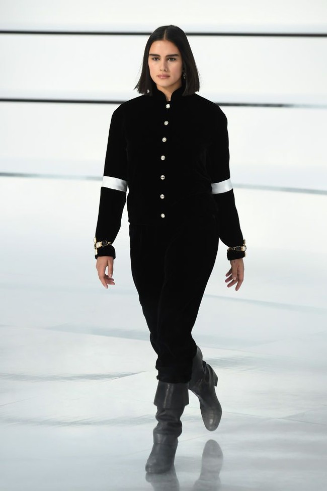 Aku sungguh tak percaya ini baru saja terjadi. Mengakhiri bulan fashion, aku berjalan di catwalk pertamaku untuk Chanel, tulis Jill Kortleve kepada 113 ribu pengikutnya di Instagram. Ia pun berharap penampilannya di Chanel dapat membuka pintu peluang bagi para model sepertinya yang jarang dilirik industri. Semoga di masa mendatang aku bisa melihat dan bekerja dengan banyak model yang kadang tak merasa cocok dengan permintaan, tambahnya. (Foto: Getty Images/Pascal Le Segretain)