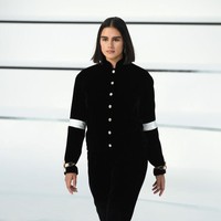 Aku sungguh tak percaya ini baru saja terjadi. Mengakhiri bulan fashion, aku berjalan di catwalk pertamaku untuk Chanel, tulis Jill Kortleve kepada 113 ribu pengikutnya di Instagram. Ia pun berharap penampilannya di Chanel dapat membuka pintu peluang bagi para model sepertinya yang jarang dilirik industri. Semoga di masa mendatang aku bisa melihat dan bekerja dengan banyak model yang kadang tak merasa cocok dengan permintaan, tambahnya. (Foto: Getty Images/Pascal Le Segretain)