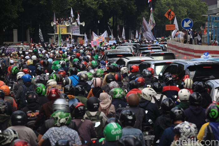Macet Total Mengular Imbas Unjuk Rasa di Kedubes India Aksi unjuk rasa di Kedubes India membuat lalu lintas di sekitar lokasi mengalami kemacetan total. Berikut foto-fotonya.