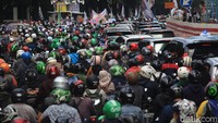 Begini potret kemacetan total di depan Kedubes India, Jakarta, Jumat (6/3/2020).