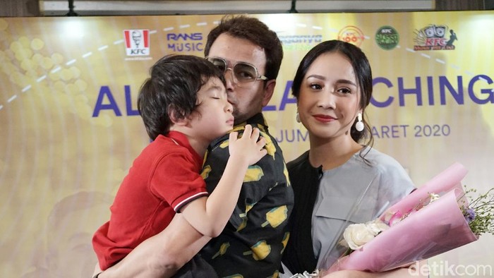 Raffi Ahmad dan Nagita Slavina saat rilis album Rans di kawasan Kemang.
