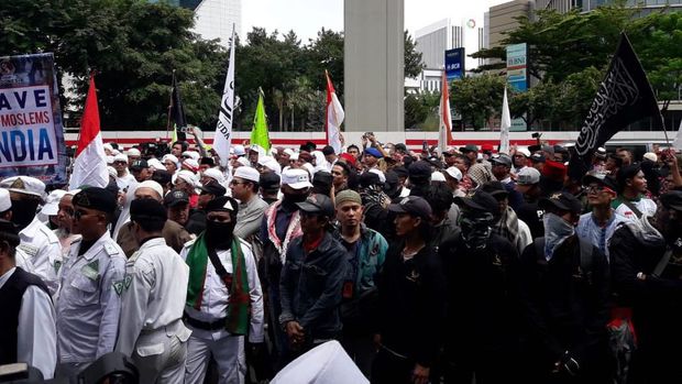 Demo di Depan Kedubes India, Massa FPI-PA 212 Bawa Spanduk Habib Bahar