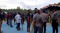 Diketahui, Kapolres Waropen AKBP Suhadak yang mendapat laporan langsung menuju TKP pada pukul 06.10 WIT untuk menenangkan massa. Saat itu, massa telah melakukan perusakan. Setelah itu, massa langsung membubarkan diri dan kembali ke tempat masing-masing. Istimewa/Dok. Polda Papua.