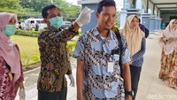 Mereka juga diukur suhu tubuhnya.