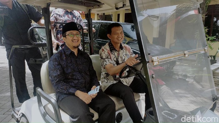 Ustaz Yusuf Mansur akhirnya memenuhi panggilan penyidik Polrestabes Surabaya. Ia dipanggil sebagai saksi kasus penipuan perumahan fiktif berkedok syariah, Multazam Islamic Residence.