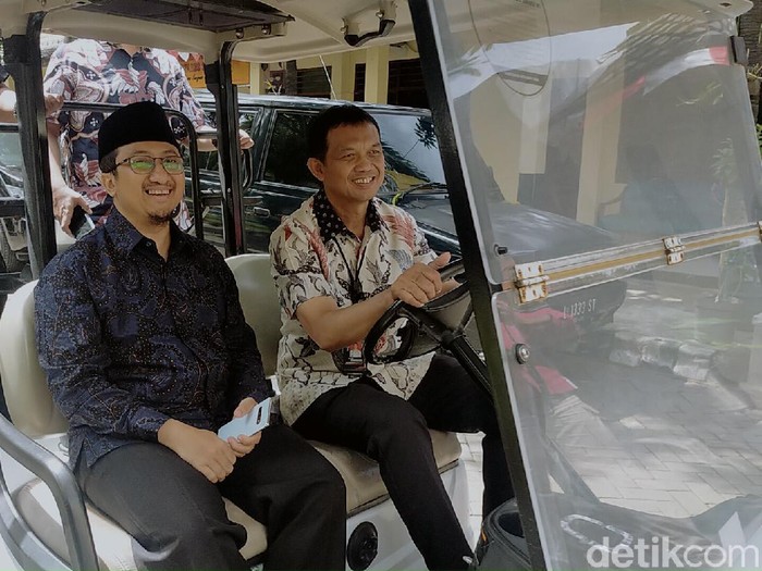 Ustaz Yusuf Mansur akhirnya memenuhi panggilan penyidik Polrestabes Surabaya. Ia dipanggil sebagai saksi kasus penipuan perumahan fiktif berkedok syariah, Multazam Islamic Residence.
