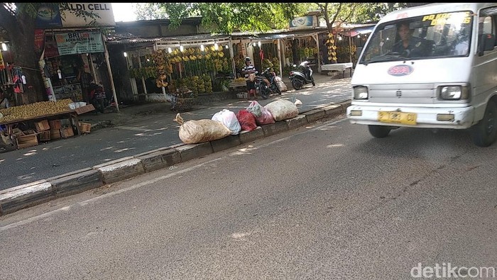 Sisa tumpukan sampah di tengah jalan Tangerang