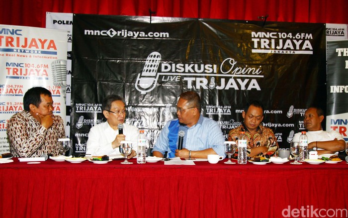 Direktur Eksekutif Lokataru Indonesia, Haris Azhar bersama Koordinator Masyarakat Anti Korupsi Indonesia (MAKI) Boyamin Saiman dan mantan penasihat hukum Sekretaris Mahkamah Agung (MA) Nurhadi, Maqdir Ismail menjadi pembicara pada diskusi bertajuk 'Memburu Buron KPK', di Hotel Ibis Tamarin, Jakarta Pusat, Jumat (6/3/2020).Diskusi tersebut menyoroti keseriusan KPK dalam menuntaskan dua kasus tersebut yang sampai sekarang menjadi buron