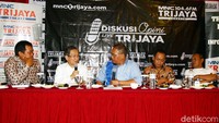 KPK mengeluarkan wacana akan melakukan sidang in absentia atau tanpa dihadiri terdakwa salah satunya dalam kasus eks Sekertaris Mahkamah Agung (MA) Nurhadi. Pengacara Nurhadi, Maqdir Ismail menilai wacana itu tak sesuai aturan.