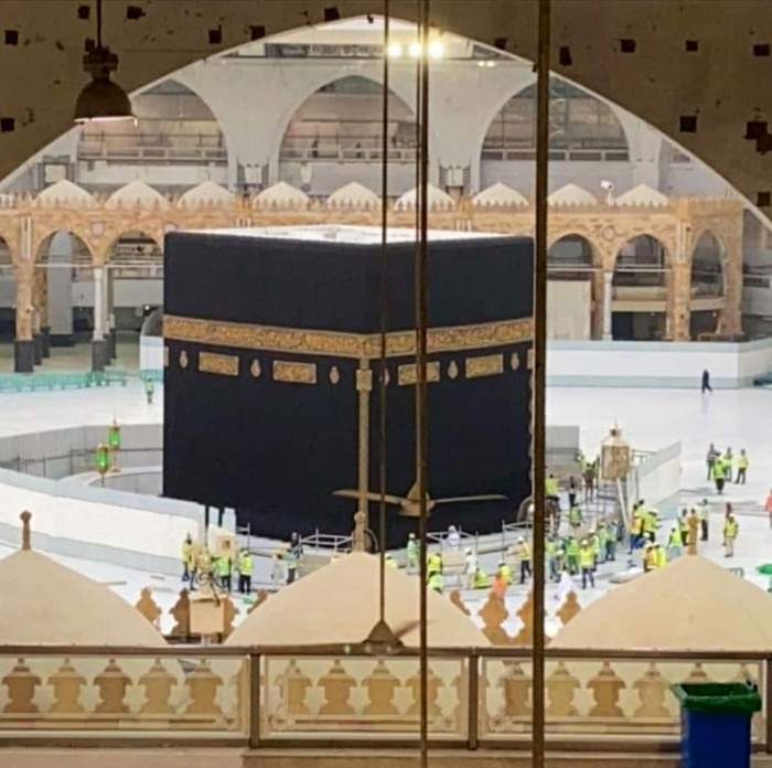 Wabah virus Corona juga meneror kawasan Masjidil Haram. Kakbah sempat dikosongkan pada Kamis (5/3) waktu setempat usai Salat Ashar untuk disterilkan antisipasi penyebaran virus tersebut.