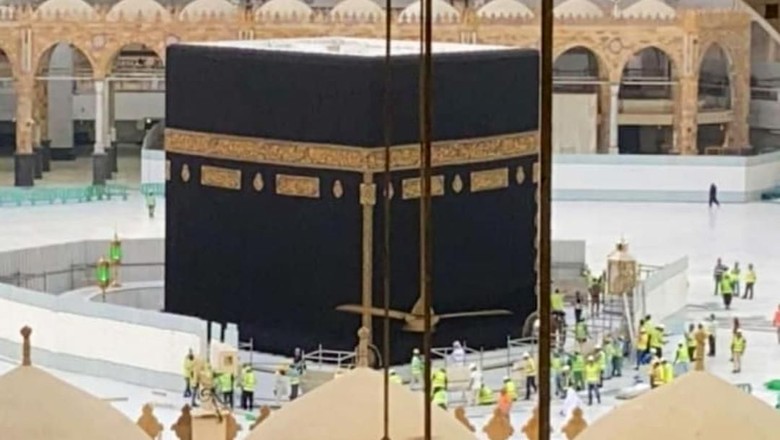 Begini Potret Mekah Saat Dikosongan Wabah virus Corona juga meneror kawasan Masjidil Haram. Kakbah sempat dikosongkan pada Kamis (5/3) waktu setempat usai Salat Ashar untuk disterilkan antisipasi penyebaran virus tersebut.