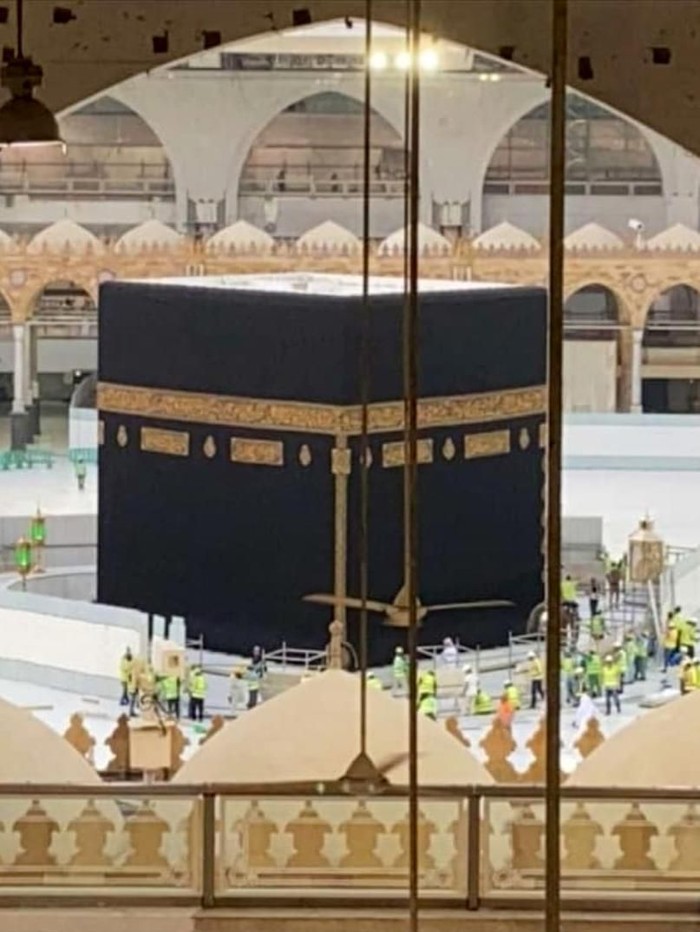 Wabah virus Corona juga meneror kawasan Masjidil Haram. Kakbah sempat dikosongkan pada Kamis (5/3) waktu setempat usai Salat Ashar untuk disterilkan antisipasi penyebaran virus tersebut.