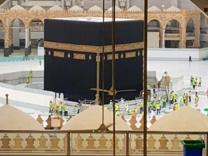 Wabah virus Corona juga meneror kawasan Masjidil Haram. Kakbah sempat dikosongkan pada Kamis (5/3) waktu setempat usai Salat Ashar untuk disterilkan antisipasi penyebaran virus tersebut.