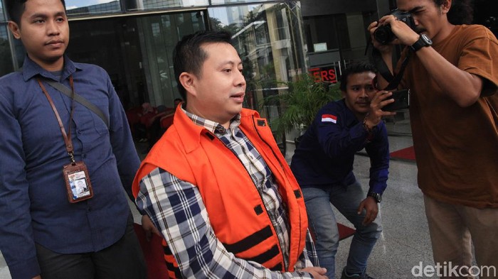 Berkas perkara tersangka kasus suap PAW anggota DPR Ri, Saeful Bahri sudah lengkap usai jalani pemeriksaan lanjutan di KPK. Saeful rencanany bakal diadili 2 pekan lagi.
