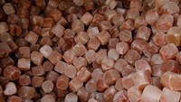 Selama beberapa tahun terakhir Himalayan Pink Salt popularitasnya meningkat di seluruh dunia terutama di Amerika Serikat. Garam ini meroket karena memiliki warna pink atau merah muda  yang cantik. Foto: Istimewa