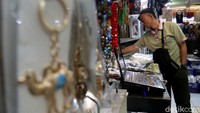 Ahmad Ramdhan, salah seorang pedagang oleh-oleh khas Arab di Pasar Baru, Bandung, mengatakan dirinya mengalami penurunan omzet penjualan.