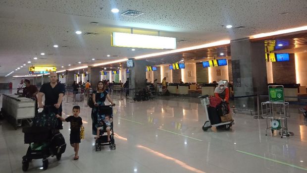 Foto : Imbas Virus Corona Bandara Ngurah Rai Senyap