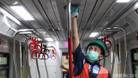 Sosialisasi kepada penumpang juga dilakukan lewat spanduk-spanduk atau banner yang dipasang di sudut-sudut stasiun hingga dalam lift. Tujuannya agar masyarakat dapat menyadari ancaman virus corona dan  mengenali tanda-tandanya.