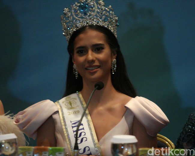 Anntonia Porsild pernah terseret kasus penghinaan terhadap Indonesia yang dilakukan oleh Direktur Kreatif Miss Supranational Andre Sleigh. Ia mengaku menyesal karena saat kejadian yang terekam di Instagram Stories akunnya tersebut dirinya justru hanya diam dan tak melakukan apa-apa. (Foto: Muhammad Abduh/Detikcom)