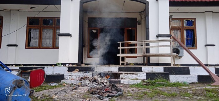 Kantor Bupati Waropen dirusak massa.