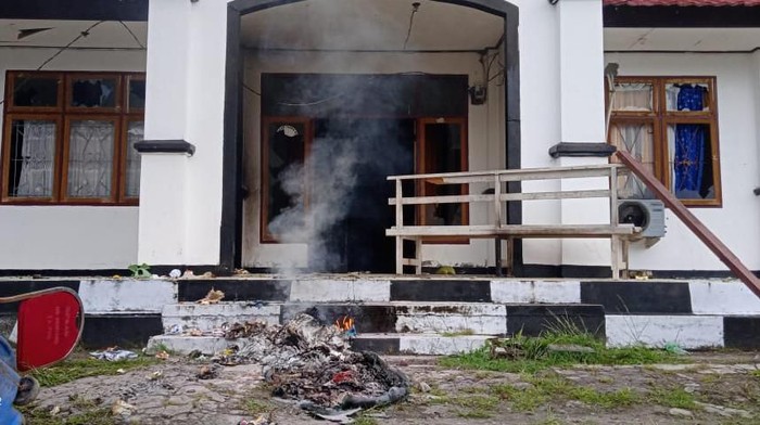 Kantor Bupati Waropen dirusak massa.