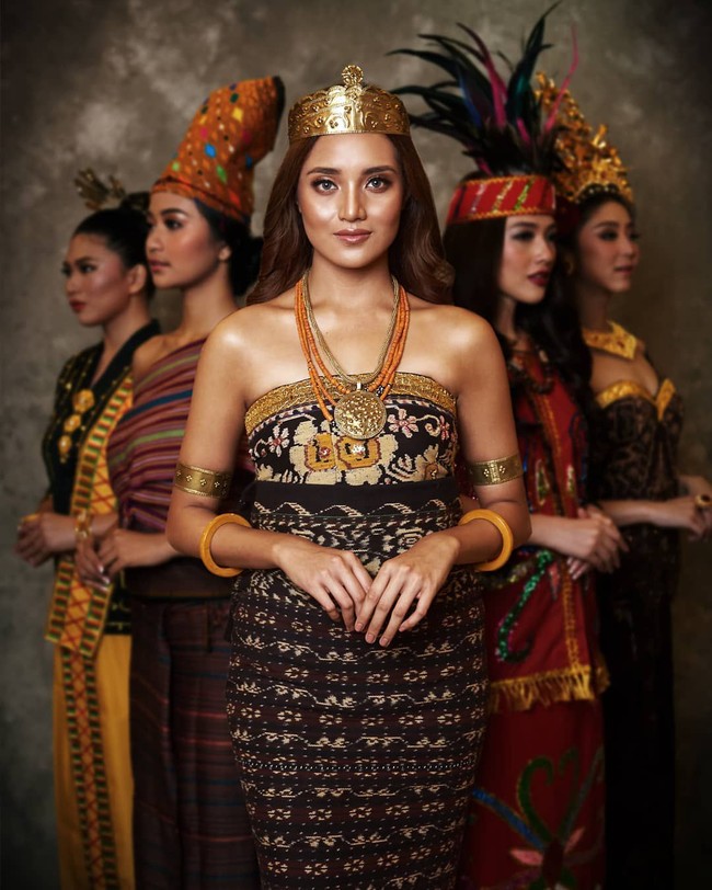 Puteri Indonesia Nusa Tenggara Timur 2020 Angel Virginia Boelan pernah bekerja sebagai pramugari. Berusia 20 tahun, Angel yang lahir di Kupang kerap dianggap bukan berasal dari NTT karena postur tubuh dan logat bicaranya. Foto: Instagram @ officialputeriindonesia/ ʜᴀɴɴ ᴘʀᴀᴡɪʀᴀ