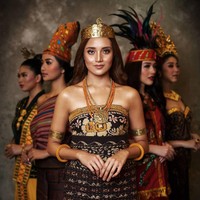 Puteri Indonesia Nusa Tenggara Timur 2020 Angel Virginia Boelan pernah bekerja sebagai pramugari. Berusia 20 tahun, Angel yang lahir di Kupang kerap dianggap bukan berasal dari NTT karena postur tubuh dan logat bicaranya. Foto: Instagram @ officialputeriindonesia/ ʜᴀɴɴ ᴘʀᴀᴡɪʀᴀ
