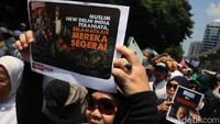 Sejumlah peserta aksi membawa poster berisi kecaman atas aksi kekerasan yang melibatkan umat Muslim dan umat Hindu di India yang terjadi beberapa waktu lalu.