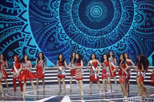 Para finalis yang berasal dari berbagai provinsi di Indonesia itu tampil dengan dress merah dengan detail tenun Nusa Tenggara Timur (NTT). Foto: Grandyos Zafna