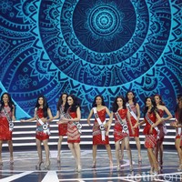 Para finalis yang berasal dari berbagai provinsi di Indonesia itu tampil dengan dress merah dengan detail tenun Nusa Tenggara Timur (NTT). Foto: Grandyos Zafna