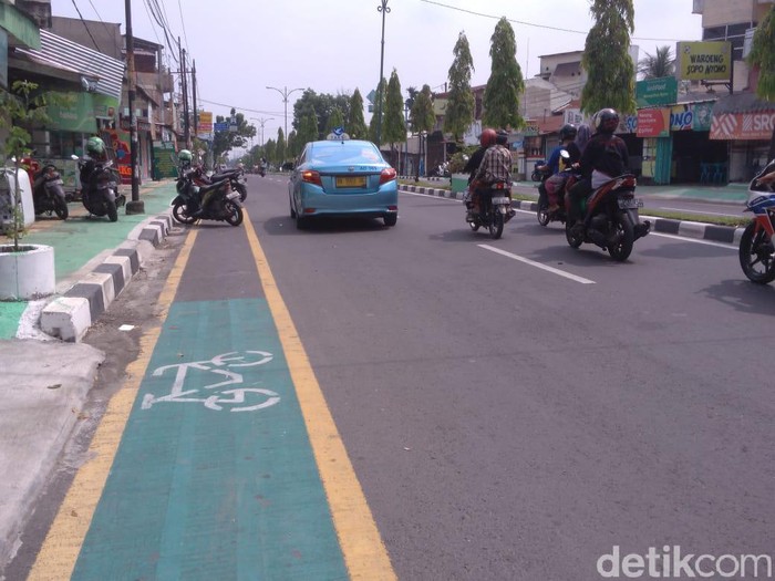 Jalur sepeda di Medan dipakai parkir liar (Haris Fadhil/detikcom)