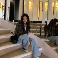 7. Chanel Gabrielle Hobo BagJennie Blackpink memiliki beberapa varian dari tas Gabrielle. Varian Gabrielle sehaga $4,500 (Rp 64 jutaan) ini dipadukan dengan kardigan Chanel sehingga semakin serasi. Gayanya mewahnya berikut pun diberi sentuhan kasual dengan sepatu Converse. Foto: Instagram