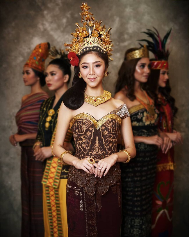 Puteri Indonesia Bali 2020 Putu Ayu Saraswati bergelar sarjana kedokteran dari Universitas Udayana. Berusia 22 tahun, Ayu aktif bergabung di komunitas Ketimbang Ngemis. Foto: Instagram @ officialputeriindonesia/ ʜᴀɴɴ ᴘʀᴀᴡɪʀᴀ