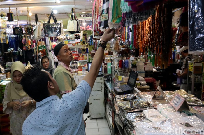 Bisnis Oleh-oleh Khas Arab Terdampak Virus Corona Virus corona turut berdampak pada sektor perekonomian. Pedagang oleh-oleh khas Arab di Bandung pun mengaku alami penurunan omzet akibat isu virus corona.