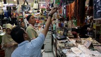 Sejumlah pengunjung tampak melihat beragam pernak-pernik khas Arab atau Makkah di Pasar Baru, Kota Bandung, Jawa Barat, Jumat (6/3/2020).