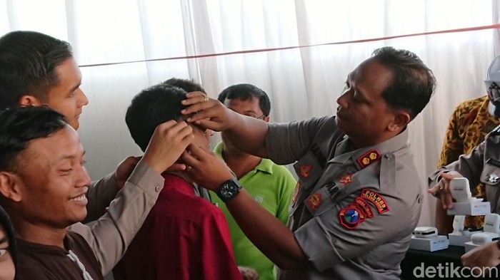 Jelang Hari Musik Nasional, puluhan tuna rungu di Tulungagung mendapat bantuan alat bantu dengar. Selain itu, mereka juga mendapat SIM gratis dari kepolisian setempat.