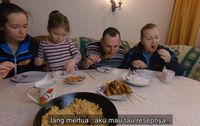 Pertama Kali Nyicip Sate Madura, Bule Ukraina Ini Ketagihan Enaknya