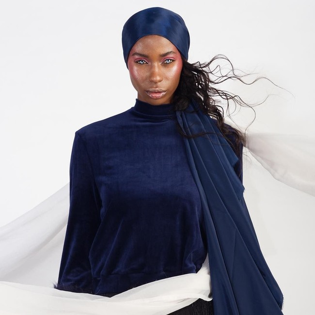 Tapi siapa sangka sebelum meniti karier sebagai seorang model, wanita 26 tahun ini sempat menganggap mata birunya adalah sebuah kutukan. Saat remaja ia kerap di-bully karena penampilannya yang berbeda dari orang kebanyakan. Foto: Instagram/@iamjalicia