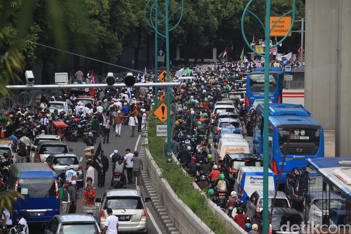 Aksi unjuk rasa di Kedubes India membuat lalu lintas di sekitar lokasi mengalami kemacetan total. Berikut foto-fotonya.